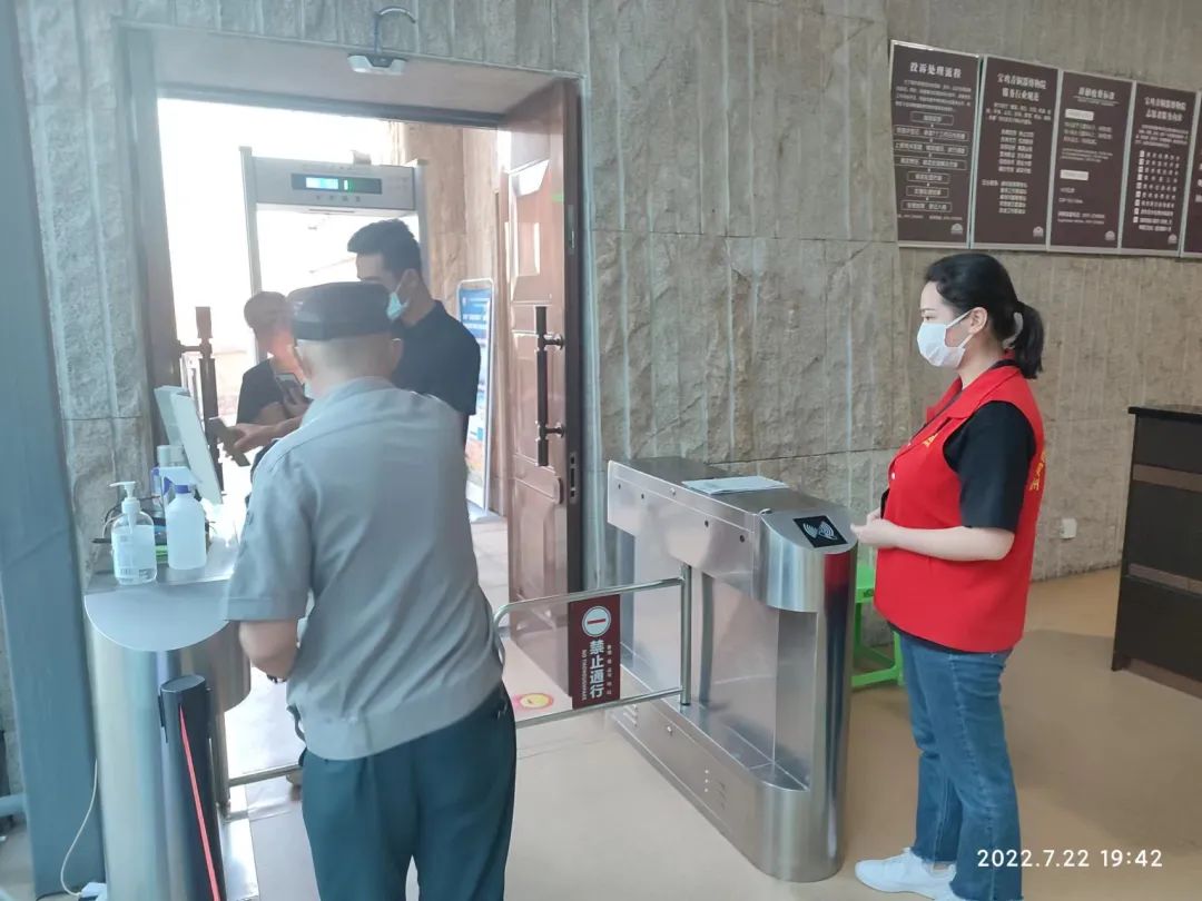 夜间开放首晚:宝博安全服务措施到位 游客参观井然有序 夜间开放首晚:宝博安全服务措施到位 游客参观井然有序