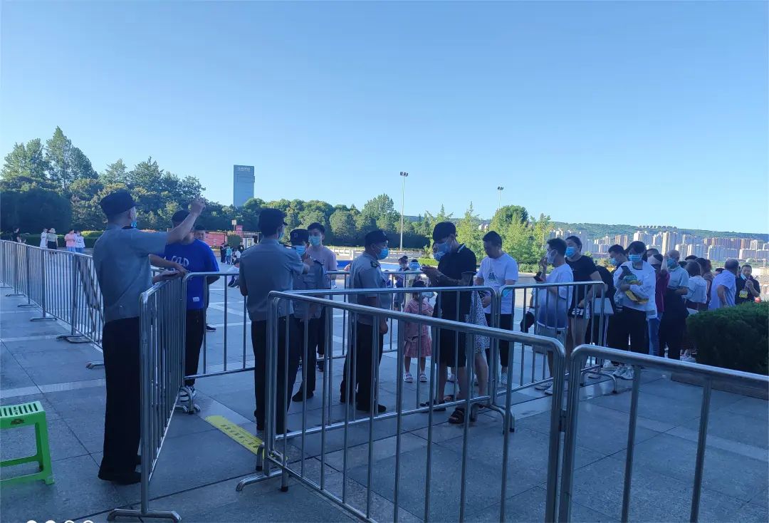 夜间开放首晚:宝博安全服务措施到位 游客参观井然有序 夜间开放首晚:宝博安全服务措施到位 游客参观井然有序