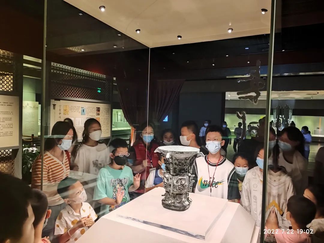 夜间开放首晚:宝博安全服务措施到位 游客参观井然有序 夜间开放首晚:宝博安全服务措施到位 游客参观井然有序