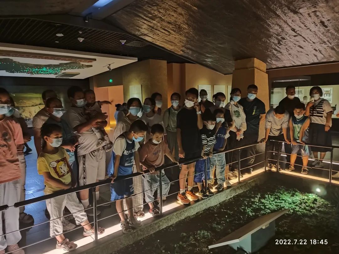 夜间开放首晚:宝博安全服务措施到位 游客参观井然有序 夜间开放首晚:宝博安全服务措施到位 游客参观井然有序