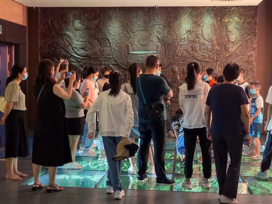 夜间开放首晚:宝博安全服务措施到位 游客参观井然有序 夜间开放首晚:宝博安全服务措施到位 游客参观井然有序