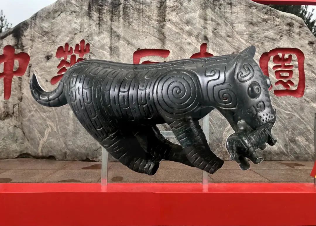 营造春节氛围 展现文化自信 营造春节氛围 展现文化自信