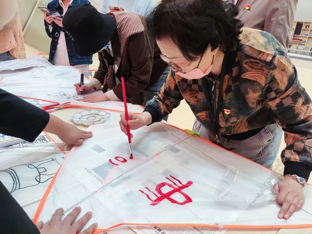 弘扬五四精神，妙笔绘画山河