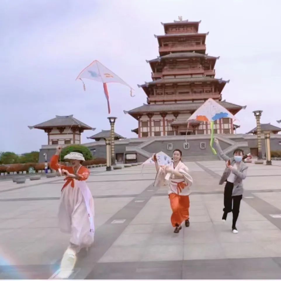 弘扬五四精神，妙笔绘画山河