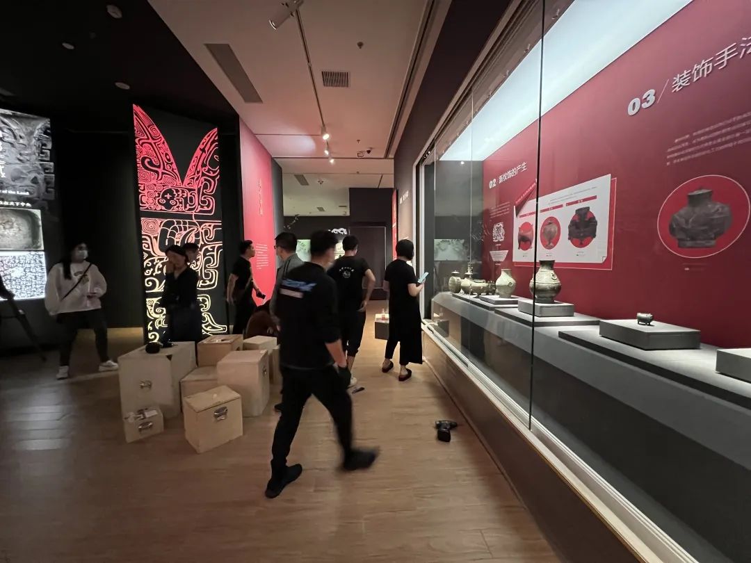 号外:我院母子虎携一众宝鸡青铜大咖空降杭州市临平博物馆“繁简之间·宝鸡出土青铜器纹饰艺术展”! 号外:我院母子虎携一众宝鸡青铜大咖空降杭州市临平博物馆“繁简之间·宝鸡出土青铜器纹饰艺术展”!