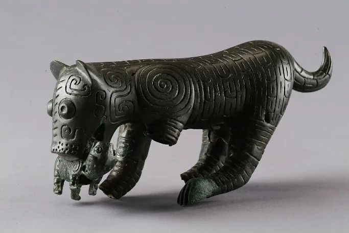 宝博微课堂:西周青铜母子虎 宝博微课堂:西周青铜母子虎