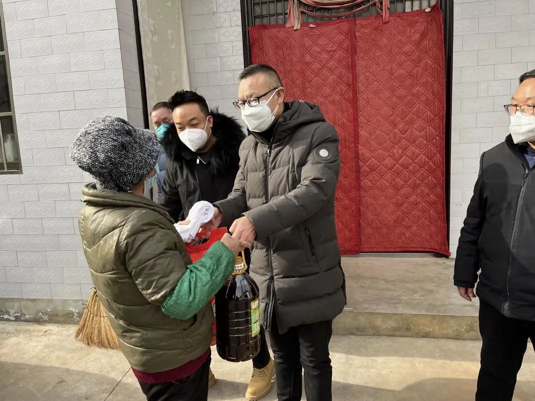 宝鸡青铜器博物院到陈仓区坪头镇大坪村开展“春节送温暖”主题党日活动