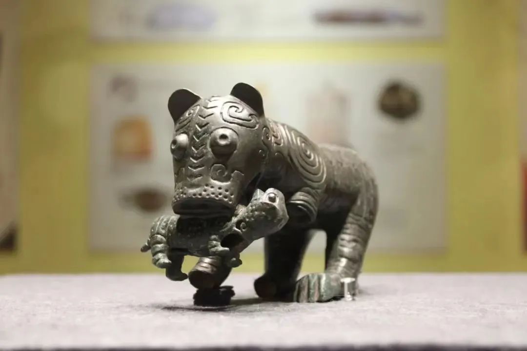 号外:我院母子虎携一众宝鸡青铜大咖空降杭州市临平博物馆“繁简之间·宝鸡出土青铜器纹饰艺术展”! 号外:我院母子虎携一众宝鸡青铜大咖空降杭州市临平博物馆“繁简之间·宝鸡出土青铜器纹饰艺术展”!