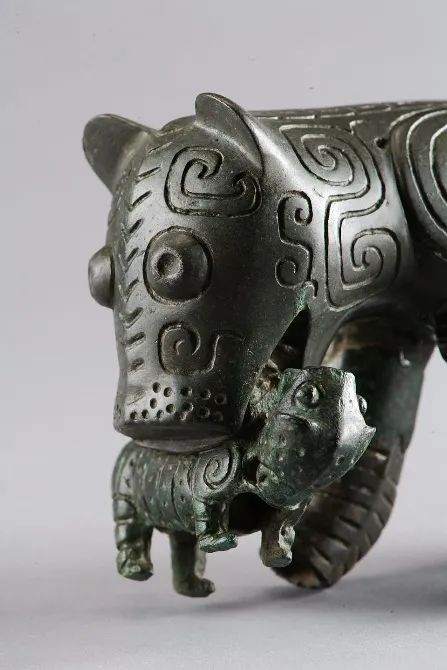 宝博微课堂:西周青铜母子虎 宝博微课堂:西周青铜母子虎